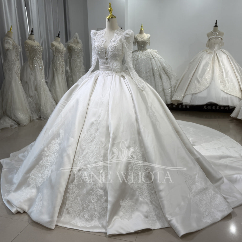 TW466 Luxury Scalloped Long Sleeve Wedding Dress Lace up Keyhole Back Embroidery Beading Crystal Customized Vestidos De Boda