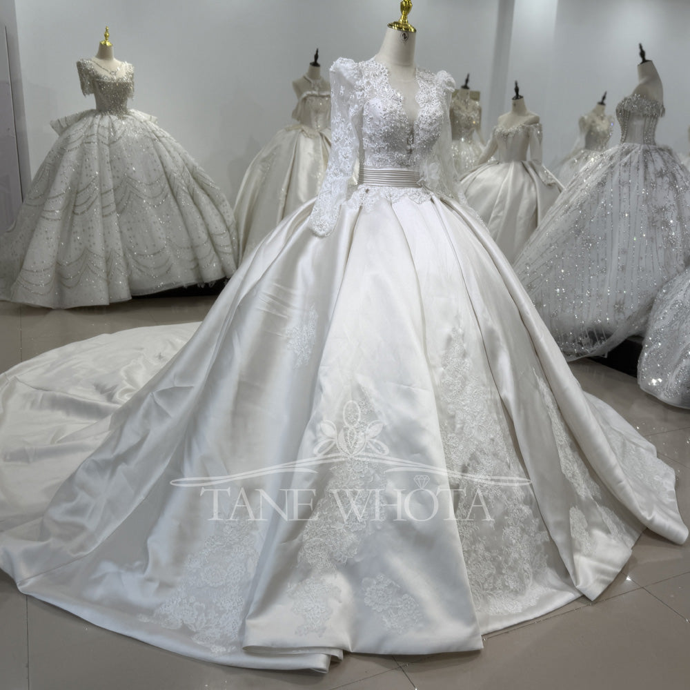 TW466 Luxury Scalloped Long Sleeve Wedding Dress Lace up Keyhole Back Embroidery Beading Crystal Customized Vestidos De Boda